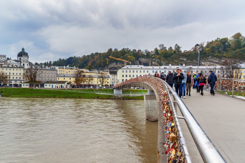 Makartsteg most nad Salzach rzek? w Salzburg Austria zdjęcie stock