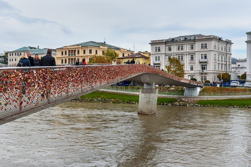 Makartsteg most nad Salzach rzek? w Salzburg Austria zdjęcia stock