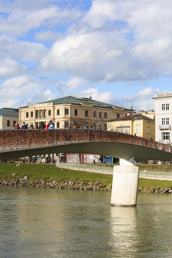 Makartsteg most nad Salzach rzeką, miłość blokuje, Salzburg, Austria fotografia stock