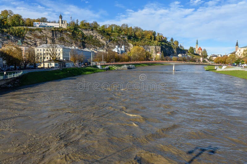 Makartsteg most nad Salzach rzek? w Salzburg Austria zdjęcie stock