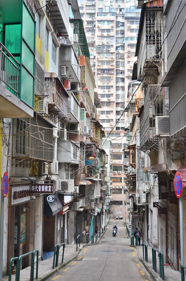 MAKAU, CHINA - 14. MÄRZ 2018; Wohnungswolkenkratzer von der alten Straße in Macau stockfotos MAKAU, CHINA - 14. MÄRZ 2018; Wohnungswolkenkratzer von der alten Straße in Macau stockfotos