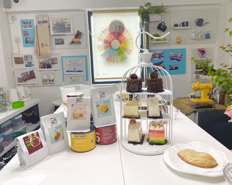 Makau kolorowy zestaw herbaty stary tajpa wiejski architektura wnętrze wyślij patelnia kawy piekarnik barista cafe deser cake ptak obrazy stock