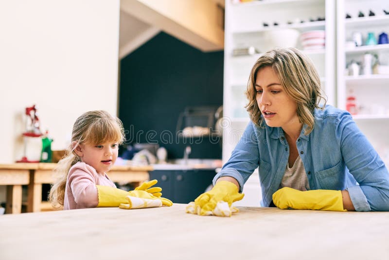 https://thumbs.dreamstime.com/b/make-sure-you-reach-every-part-table-determined-young-mother-her-young-little-daughter-cleaning-tables-surface-260422428.jpg