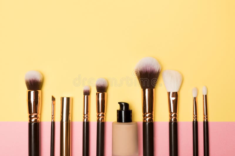 Make up brushes with cosmetic supplies on coloured background royalty free stock photography Make up brushes with cosmetic supplies on coloured background royalty free stock photography