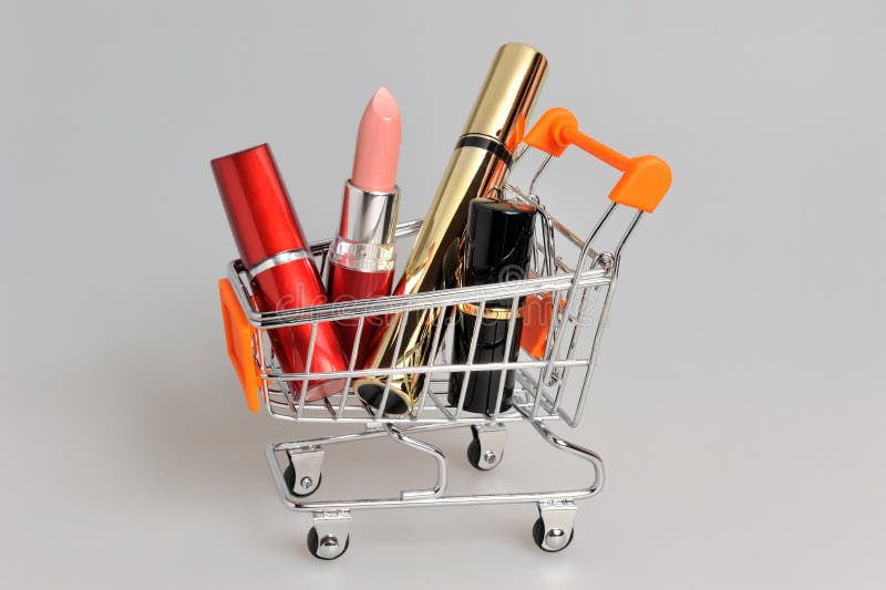 Make-up im Handwagen auf Grau stockfotos