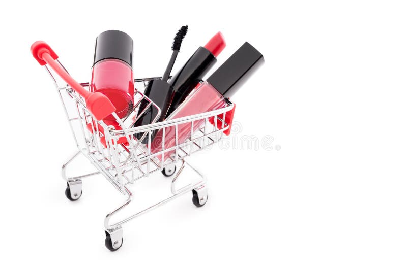 Make-up im Handwagen auf weißem Hintergrund Roter Lippenstift, Wimperntusche, rosa Lipgloss, Pulver, Nagellack Kosmetische Produkte im Warenkorb-, Rabatt- oder Verkaufsthema Muss-Begüterte und Schönheitsfavoriten