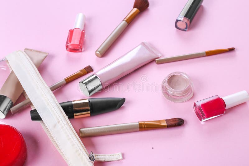 Make-up professionele schoonheidsmiddelen op roze achtergrond royalty-vrije stock foto Make-up professionele schoonheidsmiddelen op roze achtergrond royalty-vrije stock foto