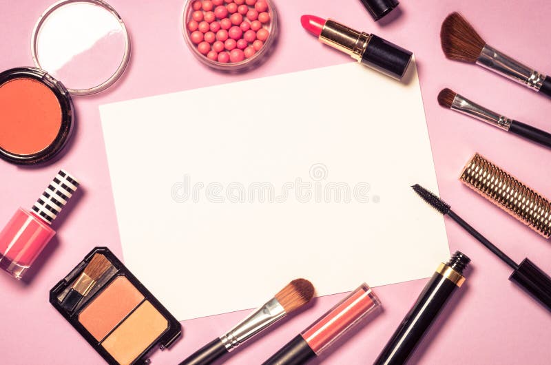 Make-up professionele schoonheidsmiddelen op roze achtergrond royalty-vrije stock fotografie Make-up professionele schoonheidsmiddelen op roze achtergrond royalty-vrije stock fotografie