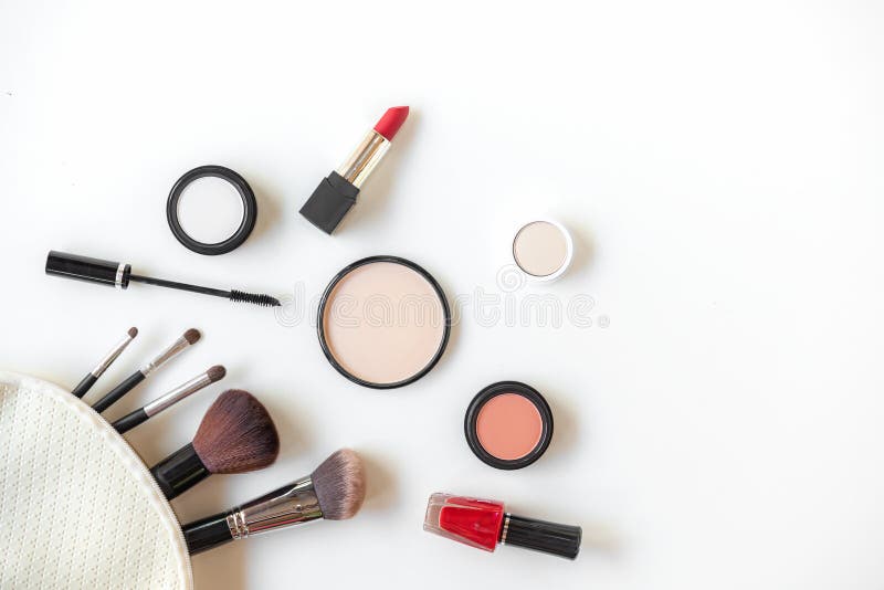 Make-upkosmetikwerkzeuge Hintergrund und Sch?nheitskosmetik, Produkte und Gesichtskosmetikpaketlippenstift, Lidschatten auf dem w
