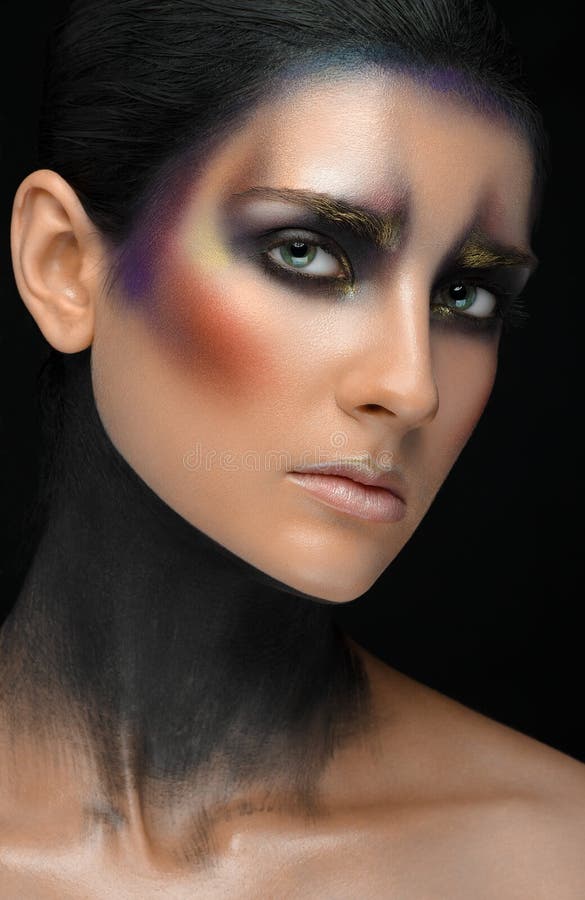Make-upkunst und schönes vorbildliches Thema: schönes Mädchen mit einem kreativen Make-up schwarz-und-purpurrot und Goldfarben au lizenzfreie stockfotos Make-upkunst und schönes vorbildliches Thema: schönes Mädchen mit einem kreativen Make-up schwarz-und-purpurrot und Goldfarben au lizenzfreie stockfotos