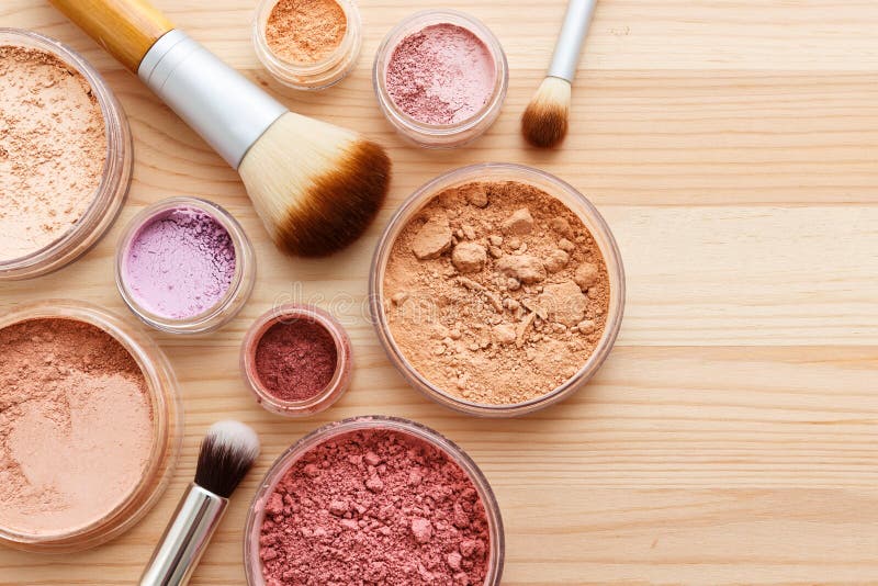 Make-uppulver mit Bürstenhintergrund stockbilder Make-uppulver mit Bürstenhintergrund stockbilder
