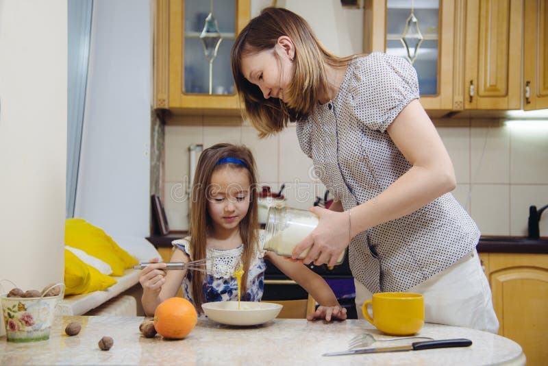 Makend meest breakfest Mamma dochter aan kok onderwijzen royalty-vrije stock afbeelding Makend meest breakfest Mamma dochter aan kok onderwijzen royalty-vrije stock afbeelding