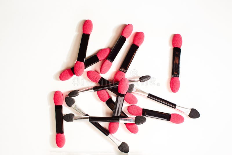 Makeup-applikatorer för ögonskugga isolerad på vit bakgrund. makeup