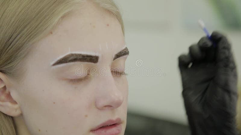 Makeup artysta robi brwi brudzeniu z naturalnymi barwidłami, tonowanie z henną, kosmetyczne procedury w piękno salonie