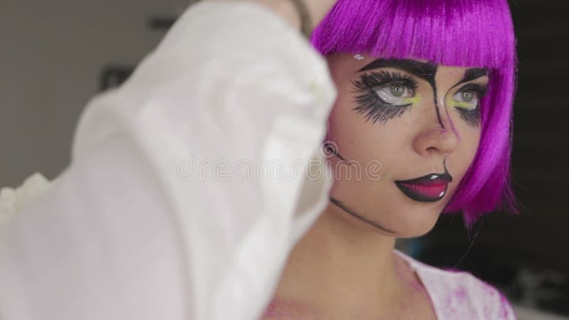 Makeup artysta robi sztuki makeup modelom zbiory wideo Makeup artysta robi sztuki makeup modelom zbiory wideo