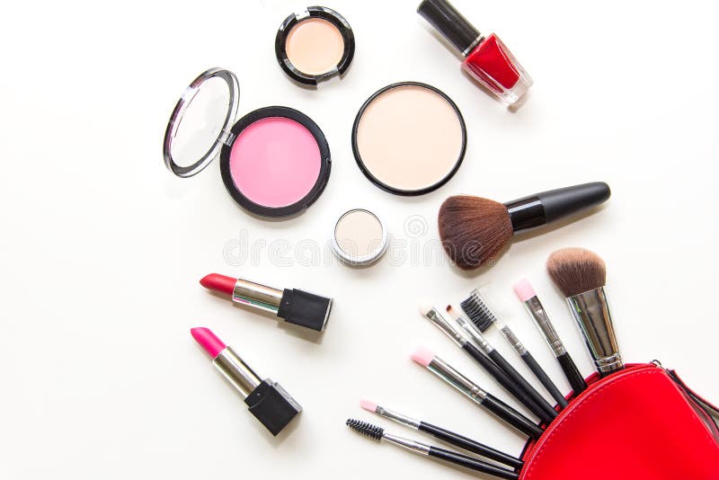 Makeup kosmetyków narzędzi piękna i tła kosmetyki produkty i twarzowi kosmetyki, pakują pomadkę, eyeshadow na białym bac Makeup kosmetyków narzędzi piękna i tła kosmetyki produkty i twarzowi kosmetyki, pakują pomadkę, eyeshadow na białym bac