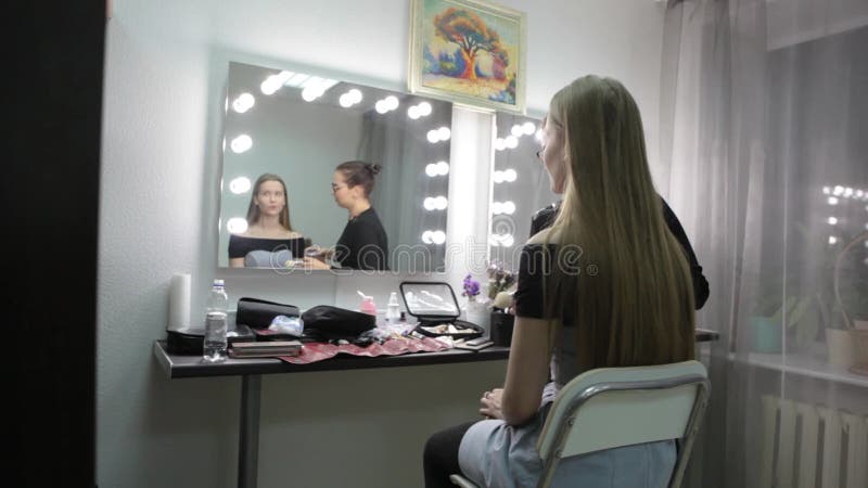 Makeup modela lub artysty narządzanie przed Uzupełniał artysty Przygotowywa Super modela Dla Haute