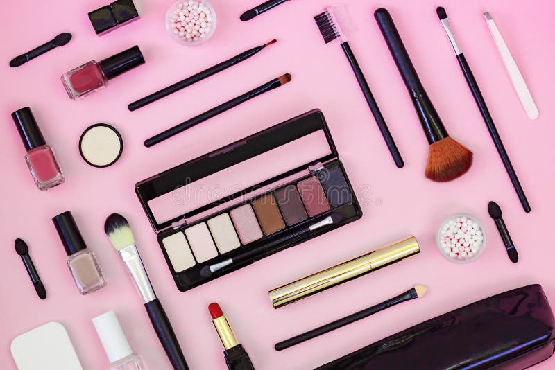 Makeup szczotkarscy i dekoracyjni kosmetyki na świetle - różowy tło Odg?rny widok fotografia stock Makeup szczotkarscy i dekoracyjni kosmetyki na świetle - różowy tło Odg?rny widok fotografia stock