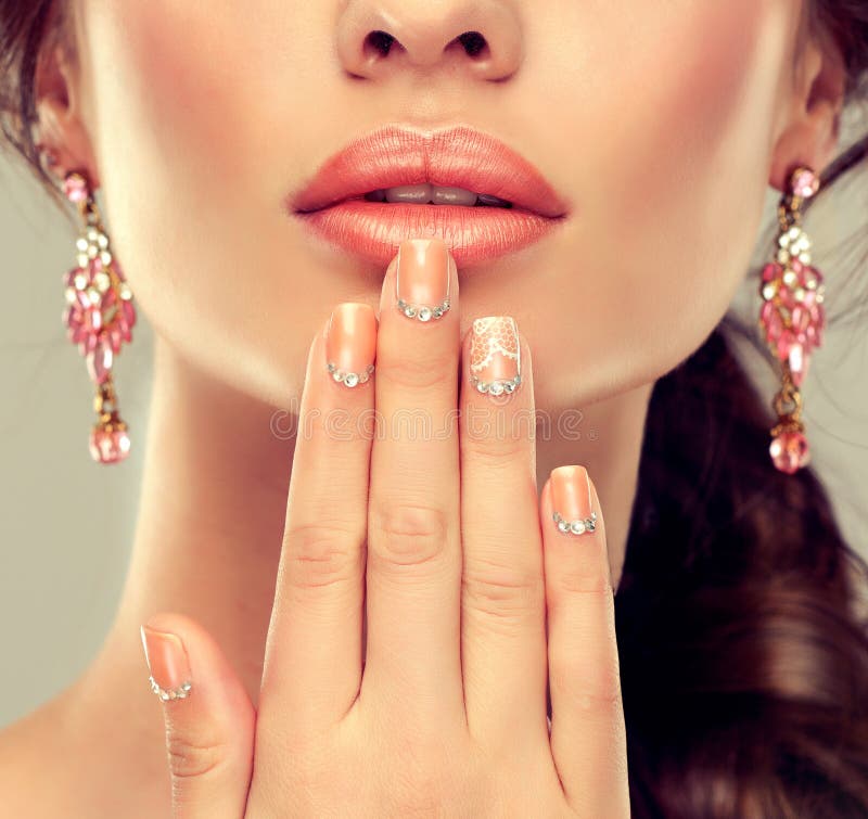 Makeup για τα μάτια και τα χείλια, eyeliner και το κραγιόν κοραλλιών στοκ εικόνα