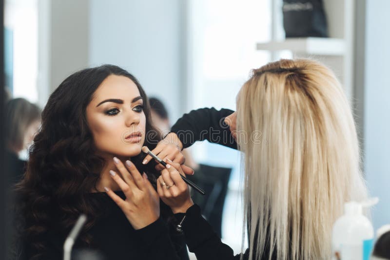 Makeup και hairstyle για ένα όμορφο πρότυπο στοκ εικόνες Makeup και hairstyle για ένα όμορφο πρότυπο στοκ εικόνες