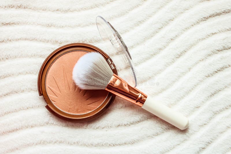 Makeupborste och pulver på den vita krabba bakgrunden royaltyfri bild Makeupborste och pulver på den vita krabba bakgrunden royaltyfri bild