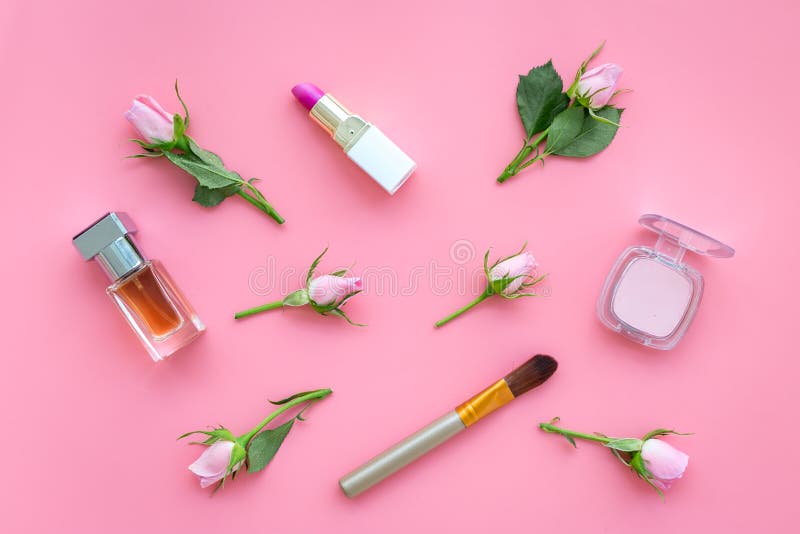 Makeupprodukter för unga flickor Sammansättning med skönhetsmedel med rosa signaler Läppstift massa, ögonskugga, doft, borstar arkivbilder Makeupprodukter för unga flickor Sammansättning med skönhetsmedel med rosa signaler Läppstift massa, ögonskugga, doft, borstar arkivbilder