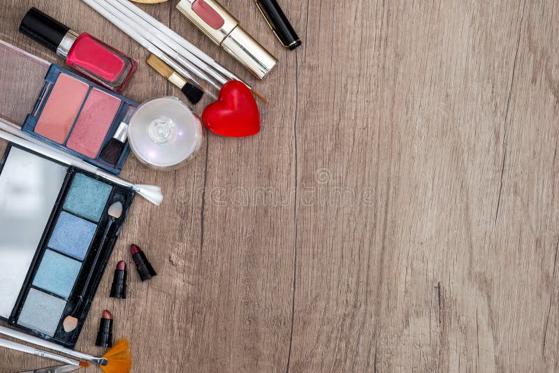 makeupskönhetsmedel och manikyrhjälpmedel royaltyfri bild makeupskönhetsmedel och manikyrhjälpmedel royaltyfri bild