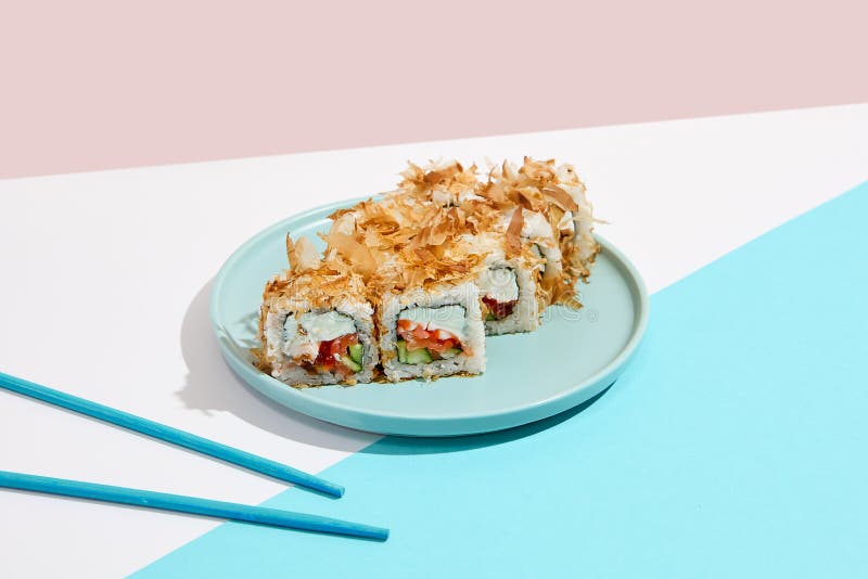https://thumbs.dreamstime.com/b/maki-roll-tuna-shavings-modern-coloured-background-sushi-salmon-cheese-cucumber-inside-shaving-outside-bonito-minimal-244788915.jpg