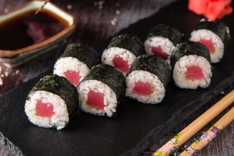Maki roule avec le thon et le fromage Menu de sushi photo libre de droits Maki roule avec le thon et le fromage Menu de sushi photo libre de droits