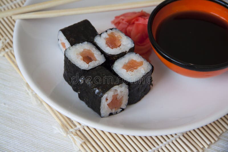 Maki Salmon com molho e hashis de soja