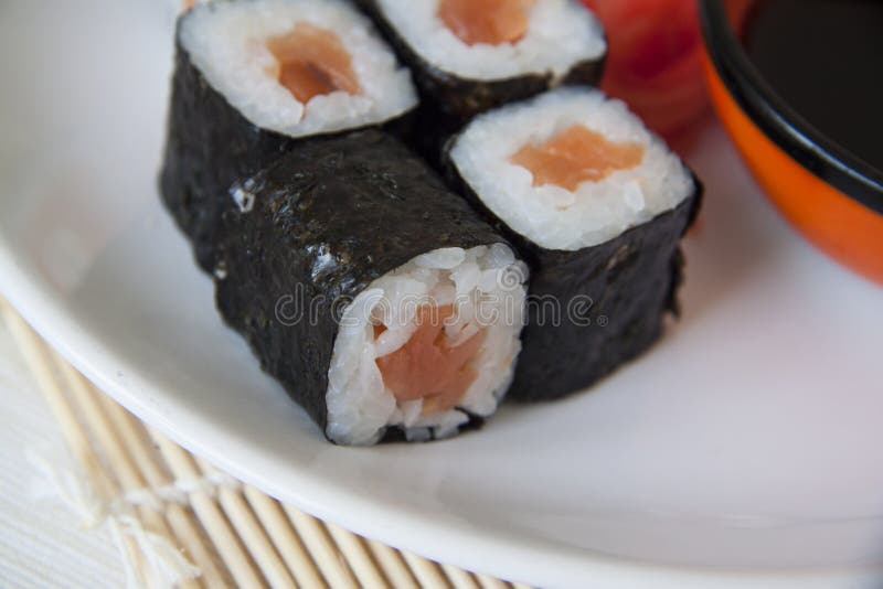 Maki Salmon com molho e hashis de soja
