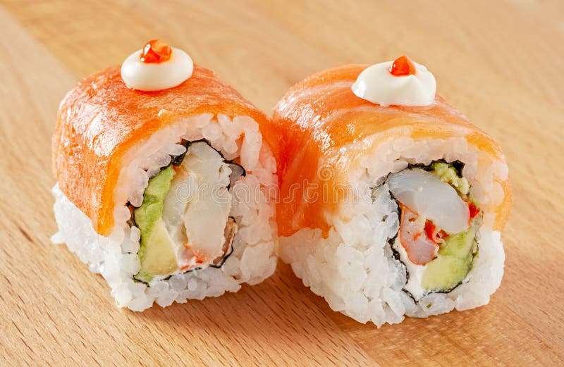 Maki Sushi Roll met Zalm en Roomkaas stock fotografie Maki Sushi Roll met Zalm en Roomkaas stock fotografie