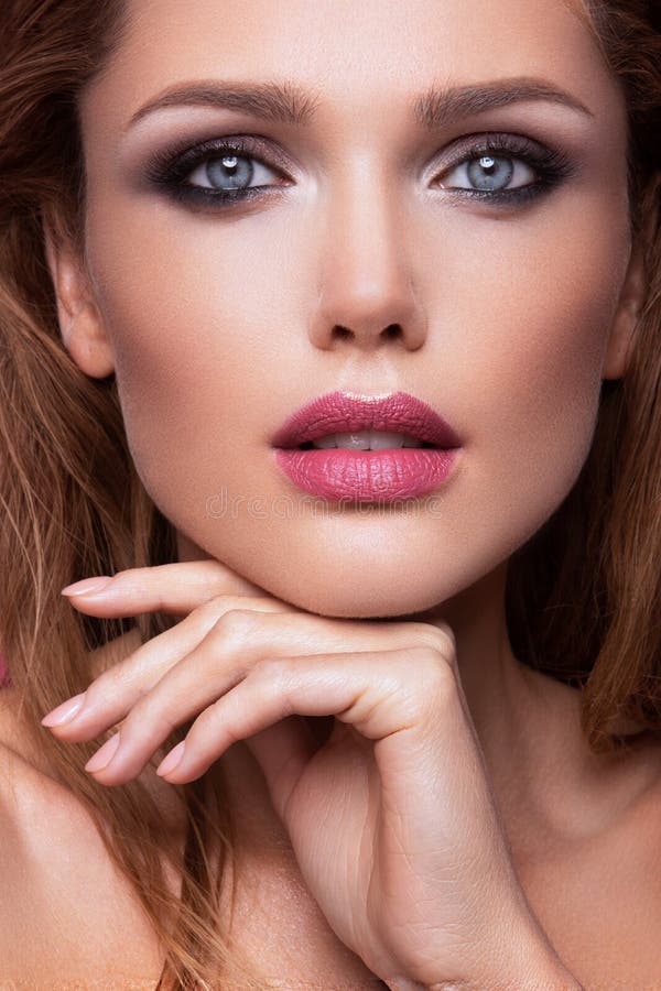 Makijaż Glamour portret pięknej kobiecej modelki ze świeżym makijażem i romantycznym falistym fryzjerzem obraz royalty free