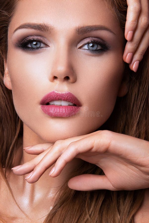 Makijaż Glamour portret pięknej kobiecej modelki ze świeżym makijażem i romantycznym falistym fryzjerzem fotografia stock