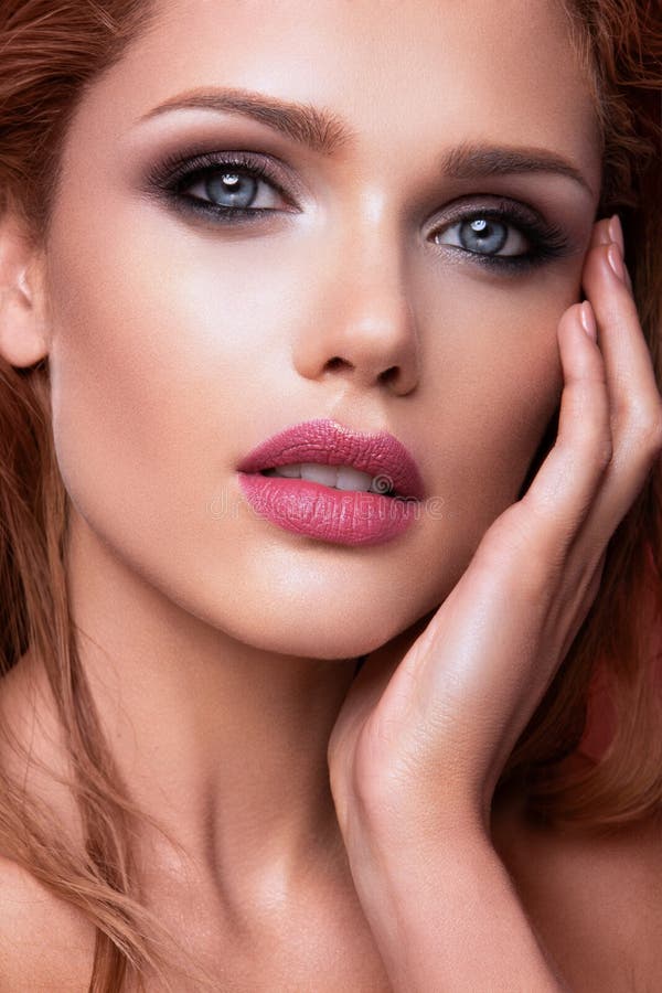 Makijaż Glamour portret pięknej kobiecej modelki ze świeżym makijażem i romantycznym falistym fryzjerzem obraz royalty free