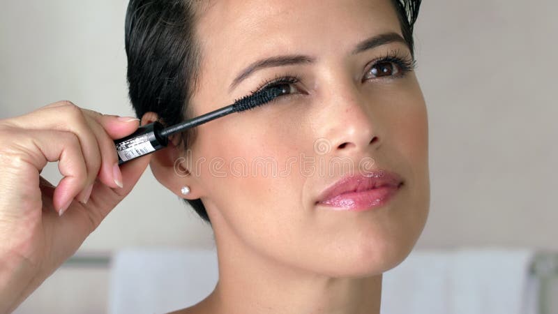 Makijaż rzęs lub kobieta z mascara produkt dla zdrowia i piękna. opieka nad okiem szczęśliwa lub portret dziewczyny