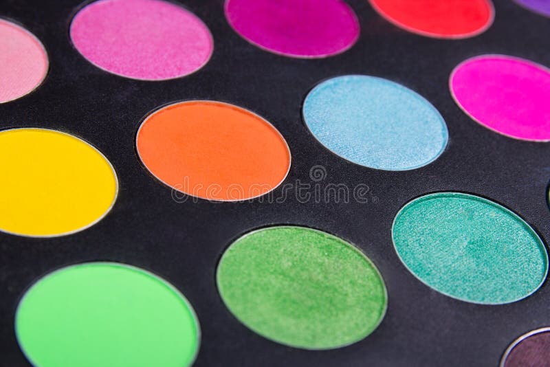 Makijażu eyeshadow kolorowe palety nad czernią zdjęcia stock Makijażu eyeshadow kolorowe palety nad czernią zdjęcia stock