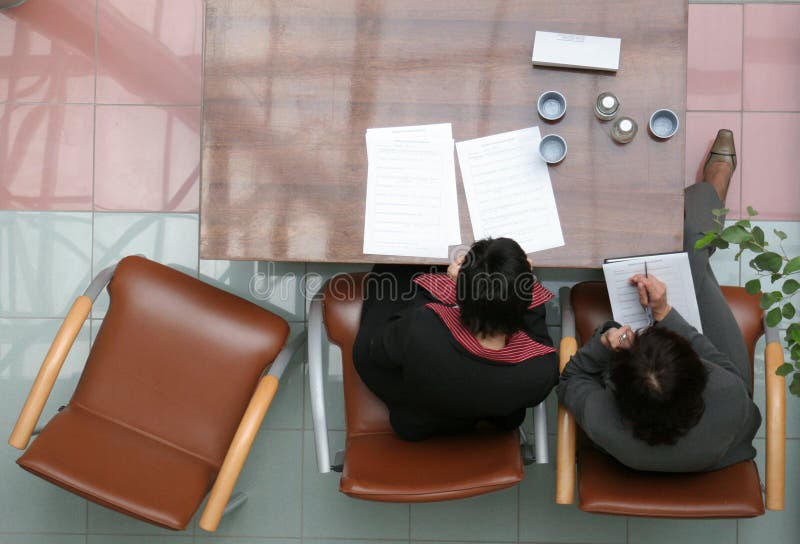 Due donne al colloquio escursioni sono decisionale.