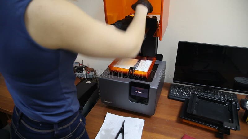 Efectuarea de coroane dentare pe imprimantă. stock video footage