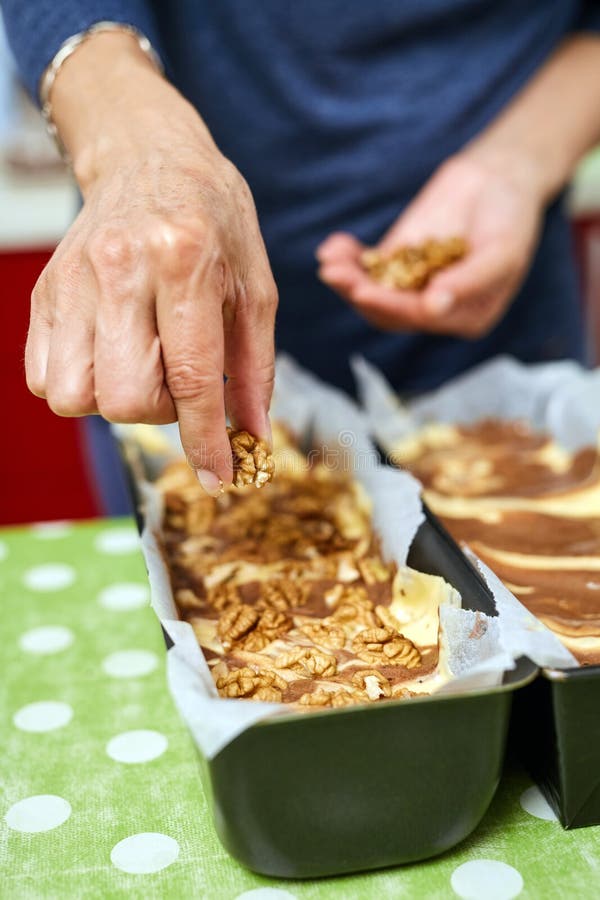 making-dessert-home-housewife-sweet-past