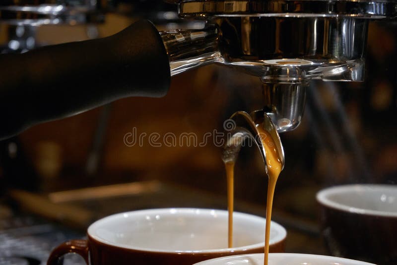 Káva stroj běh káva a sklenice makro.