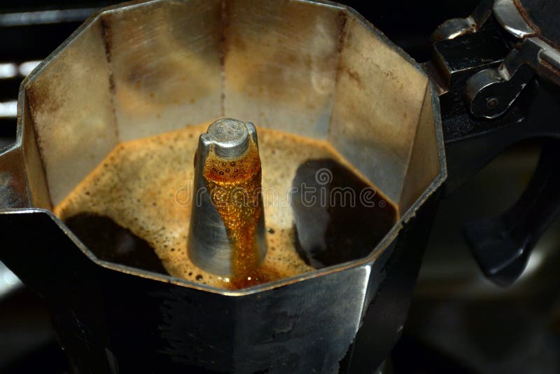 https://thumbs.dreamstime.com/b/making-espresso-italian-coffee-maker-detail-coffee-spilling-out-traditional-italian-espresso-machine-233742896.jpg