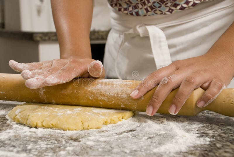 Cocinar creación tradicional doméstico italiano sobre el mesa.