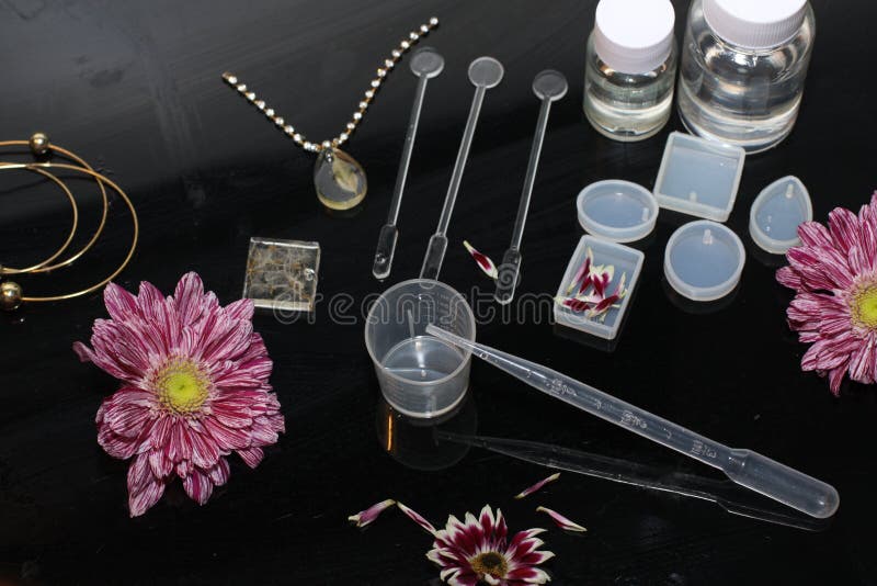 Manufacture of resin and flower jewelry by mold