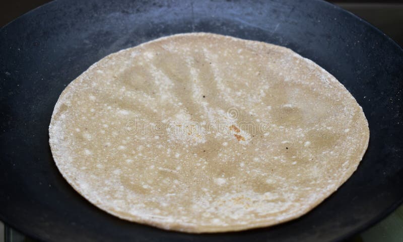 https://thumbs.dreamstime.com/b/making-roti-indian-chapati-tawa-made-wheat-dough-227874950.jpg