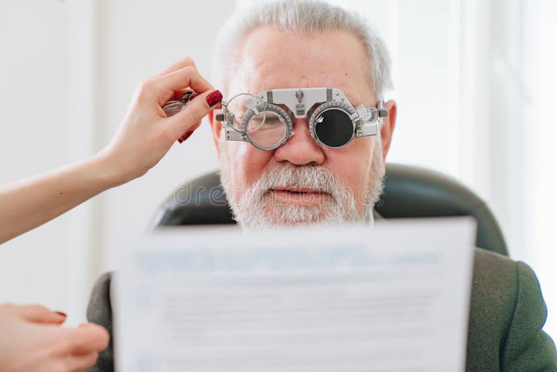 Making a Selection of Lenses, Diagnosing a Elderly Man& X27;s Vision