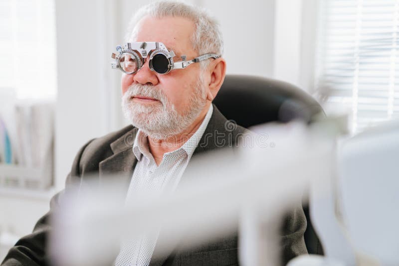 Making a Selection of Lenses, Diagnosing a Elderly Man& X27;s Vision