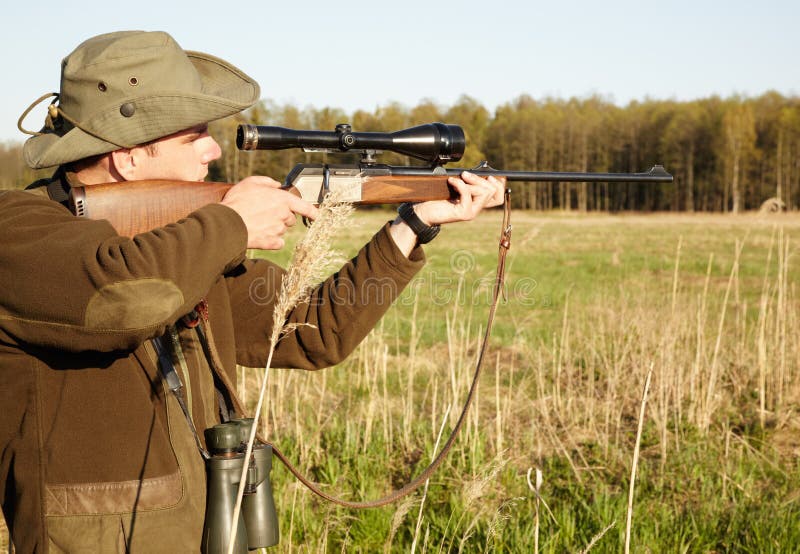 A Camouflaged Sniper Sitting In The Field Aiming Through His Scope Banco de  Imagens Royalty Free, Ilustrações, Imagens e Banco de Imagens. Image  42658603.