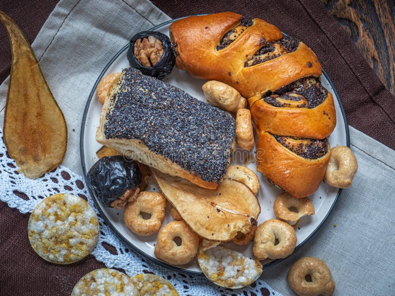 Makowi ciasta, ciastka i owoc, zboże szczerbią się dla deseru, smakowity lunch w górę strzału od odgórnego kąta, zdjęcie stock Makowi ciasta, ciastka i owoc, zboże szczerbią się dla deseru, smakowity lunch w górę strzału od odgórnego kąta, zdjęcie stock