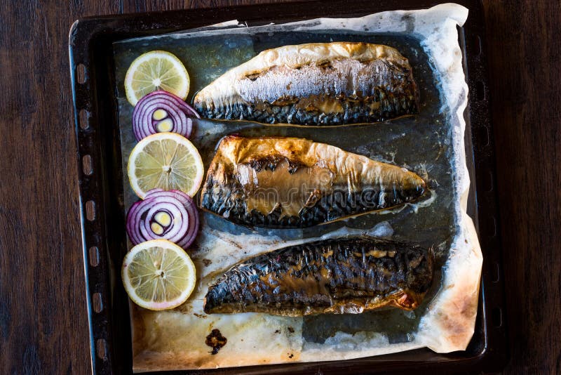 Makrelen-Fische Mit Zwiebeln Und Zitronen Im Backblech Stockfoto - Bild ...